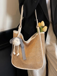 Sac fourre-tout chic en paille tissée avec bordure blanche et charmant pendentif peluche
