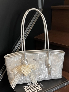 Sac à Épaule en Cuir PU à Motif Serpent Gaufré pour Femmes Sac Sous le Bras de Grande Capacité avec Pendentif Cœur en Perle et Dentelle