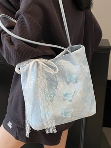 Borsa tote blu ricamata con farfalle 3D, finiture in pizzo e fiocco moda