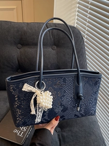 Sac fourre-tout bleu marine gaufré serpent avec nœud en dentelle et perles
