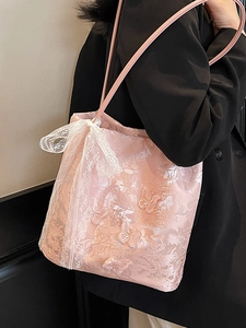 Borsa tote in pizzo rosa con ricamo di farfalla 3D e un grande fiocco di pizzo bianco