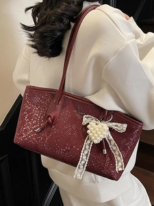 Sac à bandoulière bordeaux avec pendentif cœur perlé et nœud en dentelle élégant