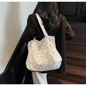 Detailansicht einer geblümten Canvas-Tragetasche mit Vintage-Muster und großem Design