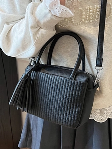 Sac à main chic en cuir plissé noir avec breloque à pompon et bandoulière amovible