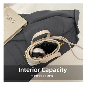 Vue intérieure du sac seau crème montrant la capacité pour téléphone et cosmétiques