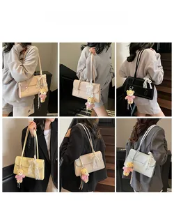 Borsa sottobraccio chic con fiocco in pizzo e ciondolo orsetto su modelli in quattro colori