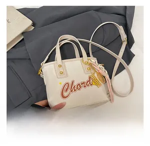 Vue détaillée du sac seau blanc crème avec imprimé Chord et accessoire de foulard en soie
