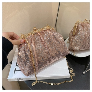 Détail de paillettes or rose et fermoir floral en perles sur cette pochette de soirée