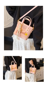 Sac seau rose en similicuir avec lettrage artistique et pendentif en corde tressée