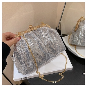 Détails du sac de soirée à paillettes argentées avec cadre doré et strass perle