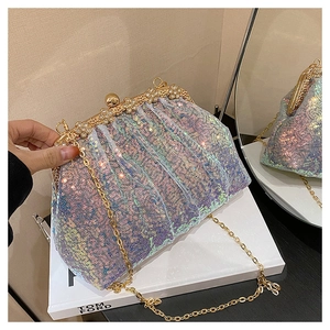 Détail de la pochette de soirée à paillettes avec fermoir fleuri strass et chaîne dorée