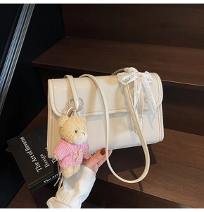 Borsa a tracolla rettangolare color crema in pelle PU con ciondolo a forma di orsetto rosa