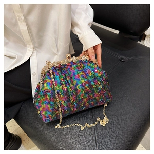 Détail de paillettes multicolores et fermoir floral en cristal sur pochette de luxe