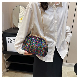 Détails des paillettes colorées et du fermoir boule doré sur cette pochette de soirée chic
