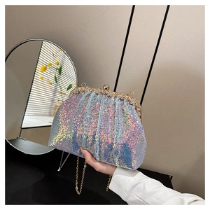 Détail d'une pochette de luxe à paillettes avec fermoir fleur en cristal et cadre doré