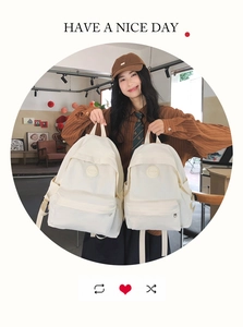 Gedetailleerde vergelijking van minimalistische beige nylon rugzakken in twee maten