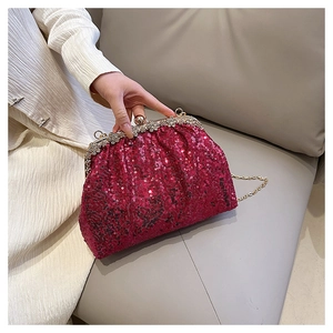 Vue détaillée du sac de soirée à paillettes fuchsia avec fermoir doré en strass