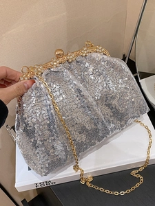 Pochette de soirée pailletée argentée avec matériel doré et détails en strass brillants