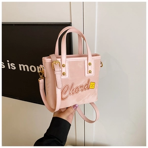 Détail du sac seau rose avec imprimé Chord, motifs floraux et ferrures dorées