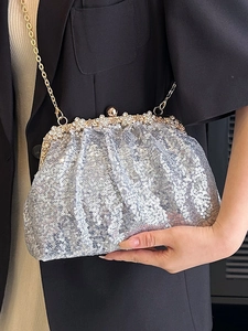Pochette de soirée élégante à paillettes argentées avec chaîne dorée et fermoir cristal