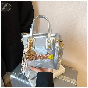 Sac fourre-tout argenté avec lettrage Chord rouge et breloque raquette de tennis dorée