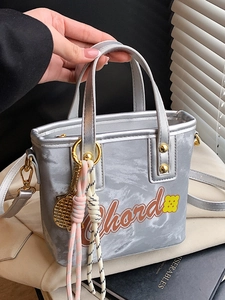 Sac seau argenté avec texture marbre et imprimé lettres avec breloque raquette chic