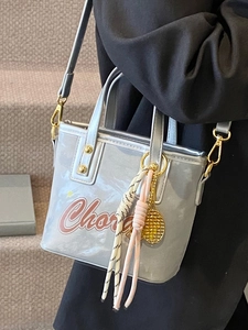 Sac seau argenté métallisé avec poche transparente et texte Chorus rose