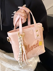Sac seau rose en PU avec lettrage 'Chord', deux poignées et accessoire de corde tressée