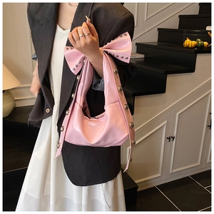 Rosa glänzende Lackledertasche mit großer Schleife und silbernen Metallnieten-Details