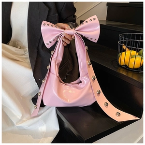 Rosa Lackleder-Handtasche mit großer Schleife und silbernen Nieten-Verzierungen