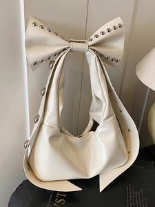 Schultertasche in Off-White mit Schleife, glänzendem Finish und Nieten-Details
