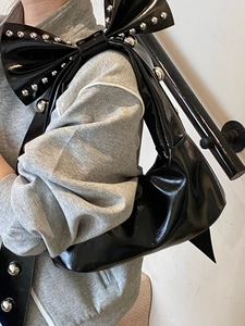 Trendige schwarze Lackleder-Schultertasche mit Nieten und großer Schleifenecke