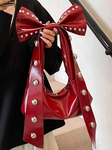 Rote Lackleder-Handtasche mit Schleifendesign und silbernen Metallnieten für Damen
