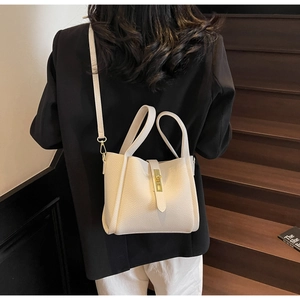 Vue détaillée du sac seau blanc en cuir grainé avec boucle dorée et bandoulière longue
