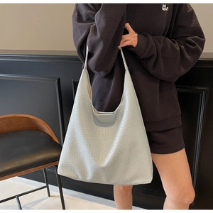 Detail of the woven texture and large capacity of the grey-blue hobo tote bag