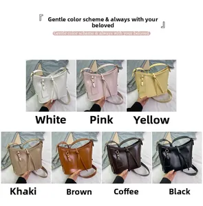 Détail des sacs seaux élégants en cuir ciré disponibles en sept coloris tendance