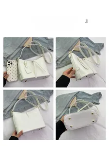 Vue détaillée sous quatre angles du sac seau blanc en cuir avec rivets métalliques