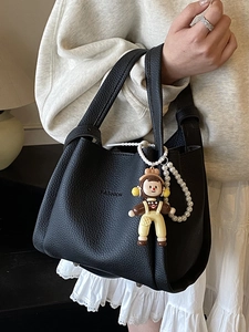 Fashionable black lychee grain bucket bag with pearl chain and doll pendant