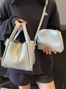 Sac seau en cuir argenté avec motif litchi, boucle dorée et pochette assortie