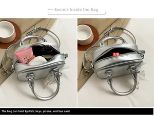 Détail intérieur du sac bowling argenté montrant la capacité pour les essentiels