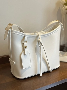 Sac seau élégant en cuir ciré blanc cassé avec ferrures dorées et détails de glands