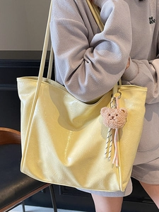 Chic cream yellow large capacity tote bag in pleated leather with bear charm