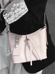 Sac seau rose clair minimaliste avec finition lisse cirée et détails dorés
