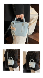Detailansicht der himmelblauen Beuteltasche mit Kieselmaserung und Perlenherz-Anhänger