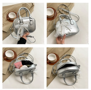 Vue détaillée du sac bowling argenté avec nœud en dentelle et détails en perles