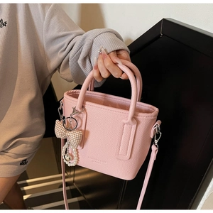 Rosa Handtasche mit Litschi-Struktur, karierter Schleife und Perlen-Herz-Anhänger-Detail