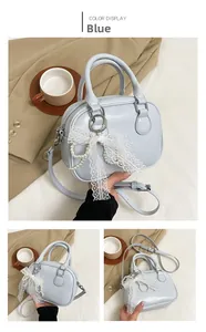 Détail du sac bowling bleu clair avec gaufrage et nœud en dentelle élégant