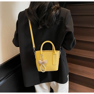 Gelbe Eimer-Handtasche aus Litschi-Leder mit Perlen-Schleife und abnehmbarem Schultergurt