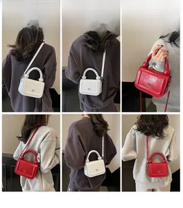 Mannequins portant des mini sacs carrés en cuir verni rouge et ivoire avec anses