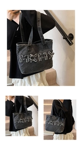 Detail van MISMIX-letters op een gewassen denim shopper met brede schouderband